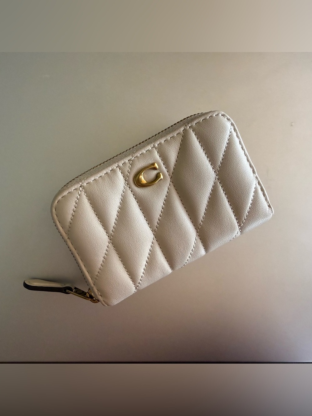 EUC • Coach Small Quilted Zip Around Card Case in Chalk 🤍
